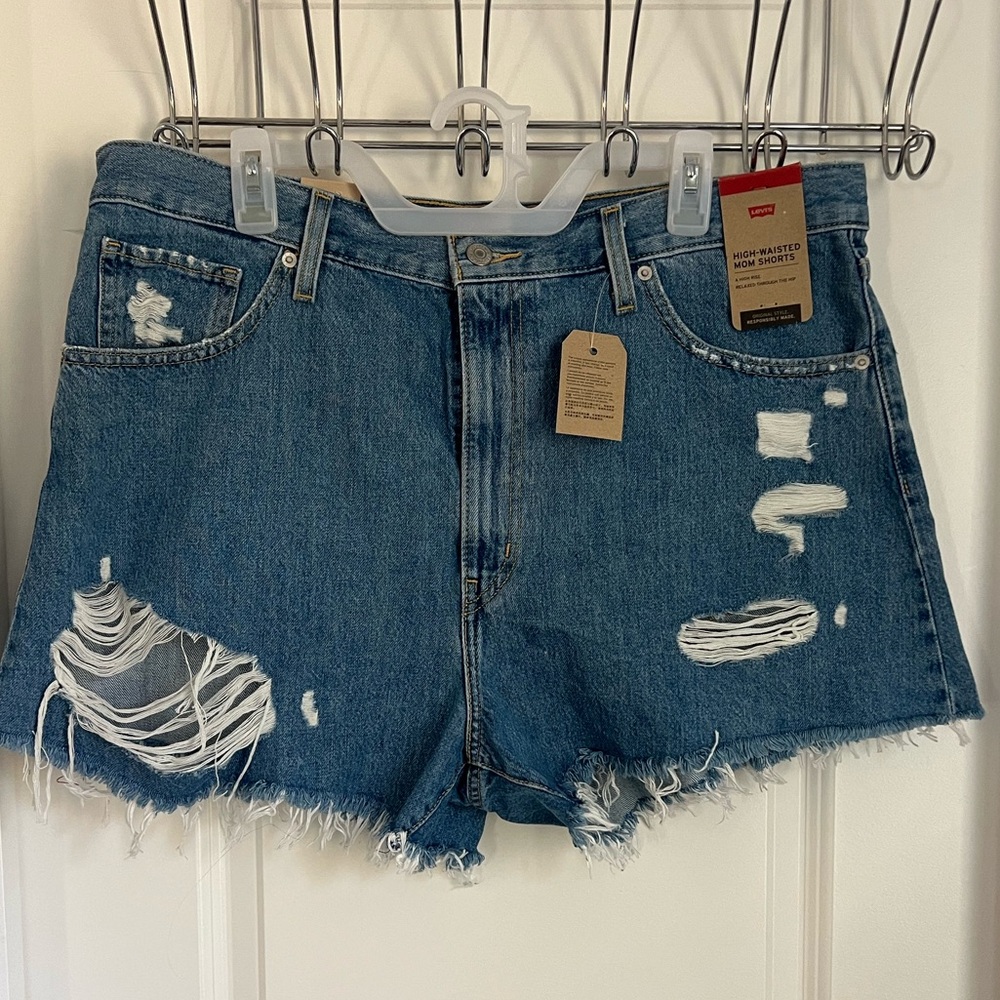 Levi’s high waisted mom shorts
Size 34
Never worn